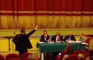 Fa il “Saluto romano” per votare? Il leghista Pais nella bufera