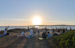 A Putzu Idu, una lezione di yoga in limba sarda al tramonto