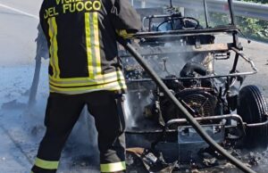 Auto in fiamme sulla Ss 125: sul posto i Vigili del Fuoco