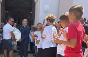 Tortolì, folla commossa al funerale della piccola Anna Laura
