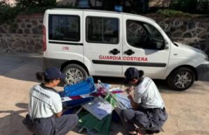 Ombrelloni lasciati in spiaggia a Bosa: la Guardia Costiera li sequestra
