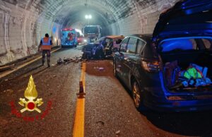 Grave incidente sulla 131 dcn, quattro feriti in galleria