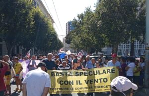 Cagliari, migliaia in corteo per dire “no” all’eolico