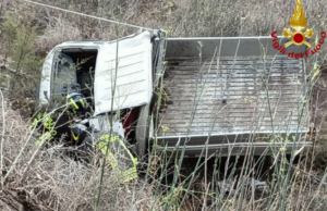 Irgoli, tragico incidente: motocarro si ribalta, conducente perde la vita