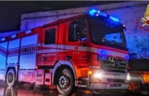 Oristano, prende fuoco un furgone nella notte: ipotesi attentato