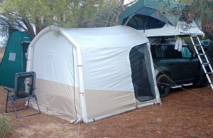 Vergogna ad Arzachena: turisti cafoni con tende e auto in spiaggia