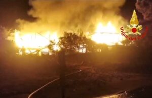 Porto Cervo, un grosso incendio nella notte devasta un chiosco