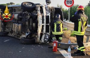 Oristano, spaventoso incidente: furgone ribaltato sulla 131