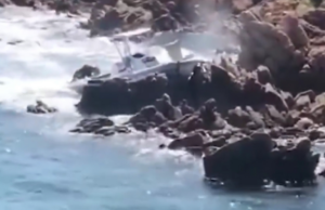 Paura ad Arzachena: gommone impazzito si schianta sugli scogli