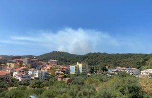 Incendio nelle campagne di Iglesias: forestale e Canadair in azione