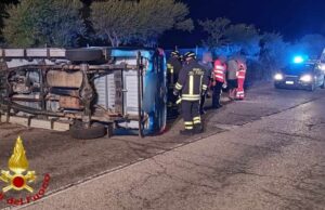 Arzachena, pick-up colpisce un muretto e si ribalta: paura per il conducente