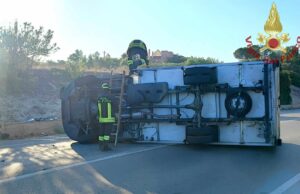 Maracalagonis, brutto incidente sulla 125: due feriti e furgone ribaltato