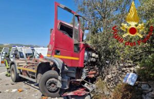 Olbia, tremendo frontale tra un camion e un camper di turisti