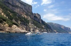 Follia a Baunei, motonave dentro una grotta: si rischia l’arresto mare baunei