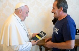 “Io sono innocente”: Zuncheddu regala il suo libro a Papa Francesco papa francesco beniamino zuncheddu