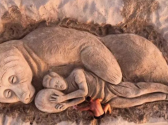 Orsa Kj1, l’enorme omaggio sulla sabbia dell’artista Nicola Urru