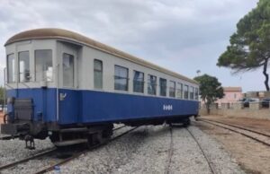Guai sul Trenino verde a Ferragosto, di traverso su due binari: turisti appiedati