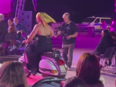 Dany Cabras show al Festival Castrocaro: arriva sul palco in vespa