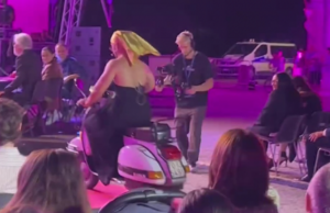 Dany Cabras show al Festival Castrocaro: arriva sul palco in vespa