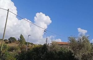 Fiamme in un agro di Ottana: sul posto anche un elicottero