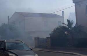 Carbonia, incendio arriva vicino alle case: persone evacuate