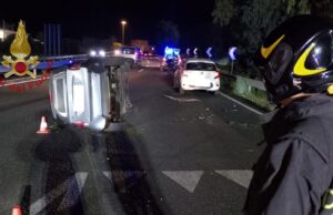 Pauroso tamponamento sulla 554: Mercedes si ribalta sulla carreggiata