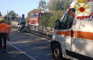 Palau, moto si schianta sul guardrail: centauro in gravi condizioni