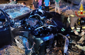 Orune, auto si schianta contro albero: donna in gravi condizioni