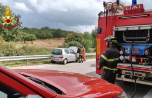 Nuoro, un’auto sbanda e colpisce il guardrail: due feriti