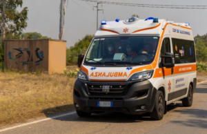 Si schianta contro un furgone: 18enne in gravi condizioni