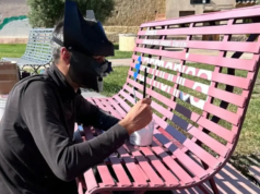 San Gavino, una panchina rosa contro i tumori grazie a Manu Invisible