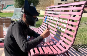 San Gavino, una panchina rosa contro i tumori grazie a Manu Invisible