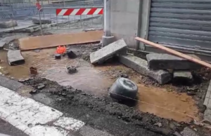 Cagliari, salta tombino in via Tommaseo: trabocca l’acqua | Video