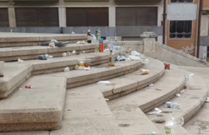 Vergogna a Cagliari: la scalinata di Sant’Anna ridotta a porcile