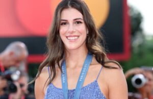 Splendida Alessia Orro, sfila sul red carpet di Venezia con la medaglia alessia orro