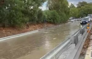 Acquazzone a Cagliari, lago sulla 554: ruote sommerse e auto a passo d’uomo