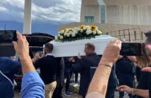Olbia, l’ultimo saluto al piccolo Gioele: folla commossa al funerale