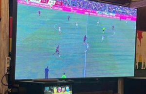 Cagliari-Cremonese in un bar indonesiano: l’immagine diventa virale