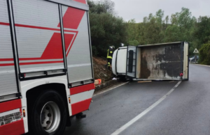 Siniscola, camion si ribalta: conducente miracolosamente illeso