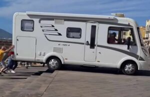 Alghero, disastrosa escursione in camper: turisti incastrati nei bastioni antichi