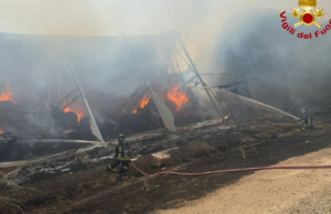 San Nicolò D’Arcidano, va a fuoco capannone con pannelli fotovoltaici
