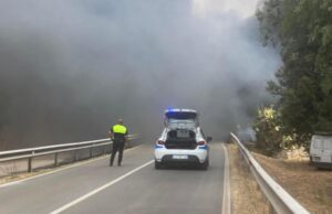 Incendio a Guspini, SS 197 interrotta per domare le fiamme incendio guspini