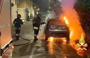 Olbia, doppio incendio in contemporanea: a fuoco due auto