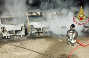 Sestu, grosso incendio in un’attività commerciale: a fuoco diversi furgoni