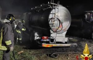 Paura a Siniscola, a fuoco due camion per il trasporto dell’acqua