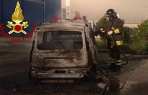Telti, fiamme in un’autofficina: auto completamente distrutta