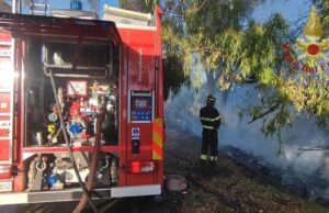 Cagliari, incendio in viale Monastir: autobotte dei Vigili del fuoco in azione