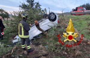 Bono-Bultei, auto si ribalta e centra un albero: il conducente non si trova