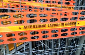 Cagliari, crolla muro con pietre in strada in Via Fiume: traffico bloccato