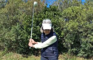 Mariuccia nelle acque di Palau: la più anziana windsurfista d’Italia